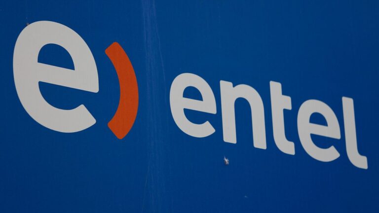 Sernac y Entel llegan a acuerdo tras cobros injustificados de roaming internacional: Beneficiará a más de 90 mil clientes