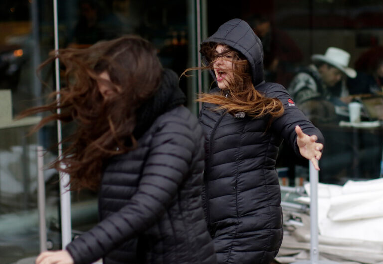 Emiten aviso por viento desde la región de Valparaíso al Biobío: Revisa cuándo ocurrirá el fenómeno y qué zonas afectará
