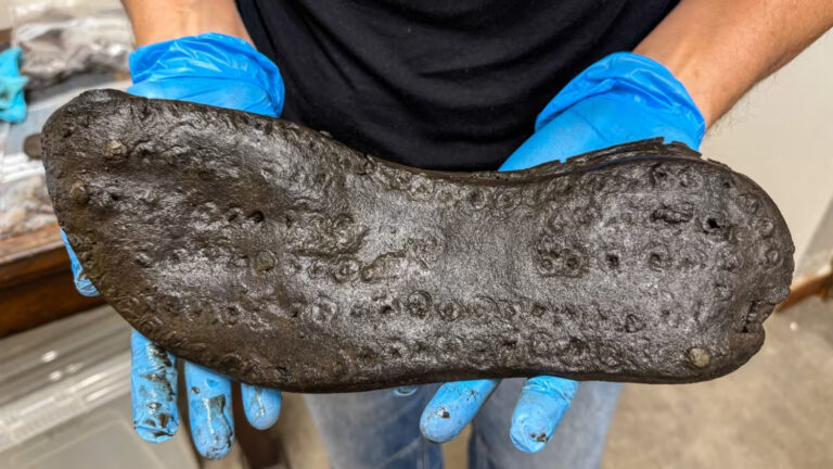 Arqueólogos descubren zapatos gigantes de legionarios romanos en el Muro de Adriano