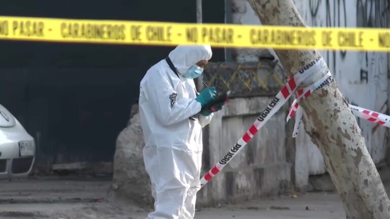 Balacera deja tres heridos en Barrio Franklin: Carabineros encontró 30 casquillos e investigan uso de subametralladora