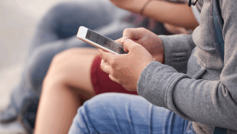 Lo Barnechea instalará inhibidores de señal en colegios para restringir el uso de celulares