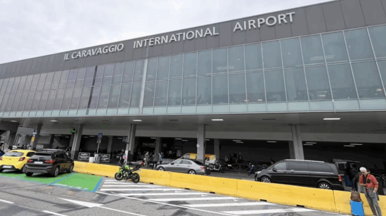 Hombre muere tras ser absorbido por el motor de un avión en el aeropuerto de Milán