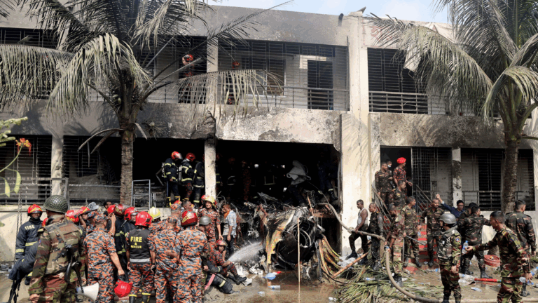 Avión militar cayó sobre escuela en Bangladesh: Hay al menos 19 fallecidos y un centenar de heridos