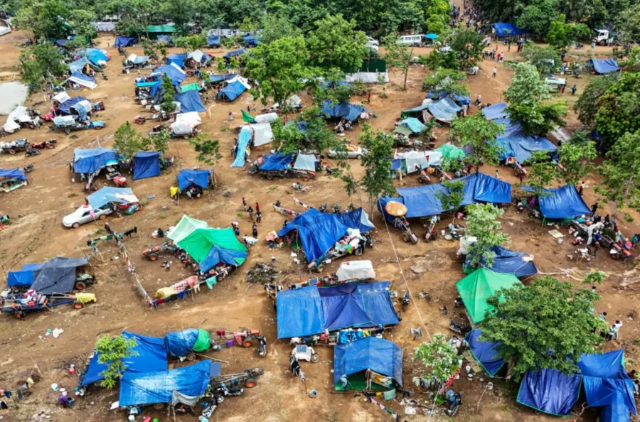 Una vista aérea muestra a personas que huyeron de sus hogares cerca de la zona fronteriza entre Camboya y Tailandia, refugiándose cerca de una pagoda en la provincia de Oddar Meanchey el 26 de julio de 2025. Suy Se/AFP/Getty Images