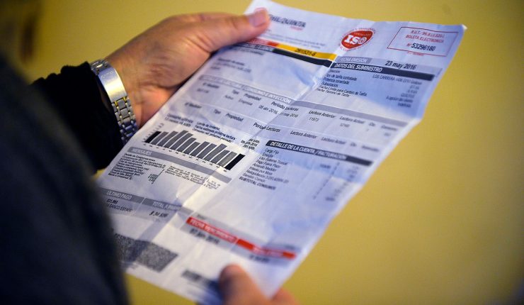 Subirá un 7,3% en promedio: Estas son las comunas que serán más afectadas por el alza en las cuentas de luz