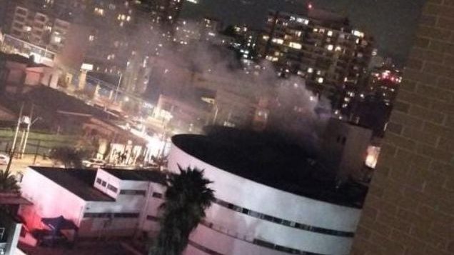 Incendio afecta a Caracol Ñuñoa y suspende el tránsito: 10 compañías de Bomberos combaten el fuego