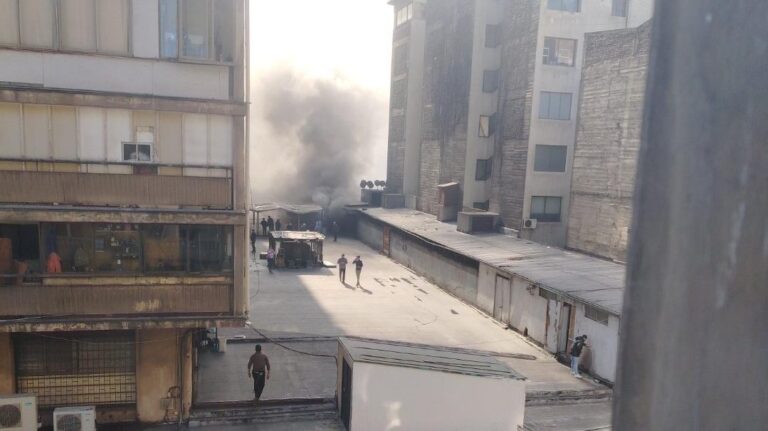 Incendio afectó edificio en Santiago Centro: Bomberos rescató a más de 60 personas