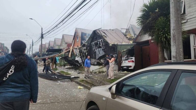 Explosión por fuga de gas provoca incendio y destrucción de vivienda en Temuco: Una persona resultó lesionada
