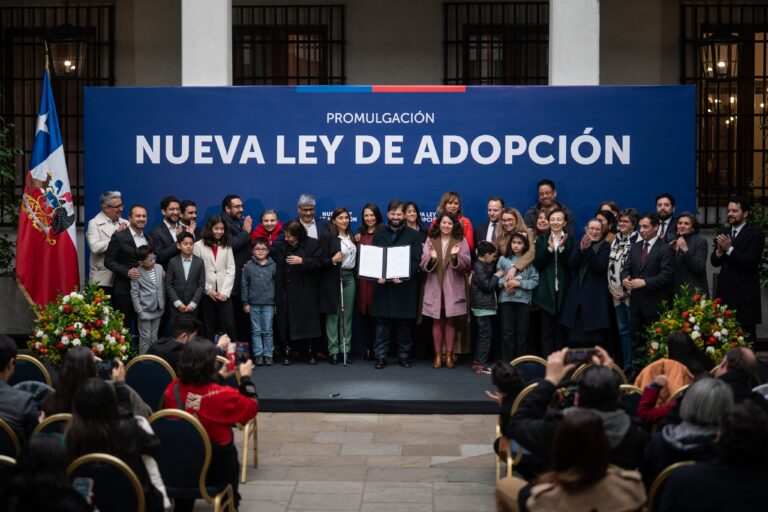 Enfocada en los derechos de la niñez: Presidente Boric promulga nueva Ley de Adopción