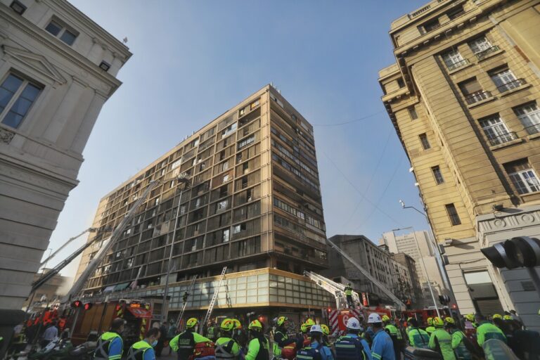 Más de 220 personas fueron rescatadas tras incendio en edificio del centro de Santiago: 