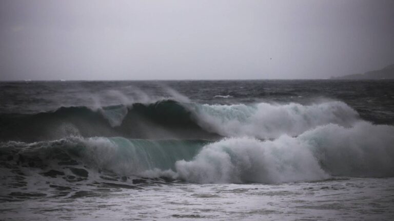 Tras terremoto de 8,8: Las olas del tsunami arrasan una ciudad en la costa este de Rusia