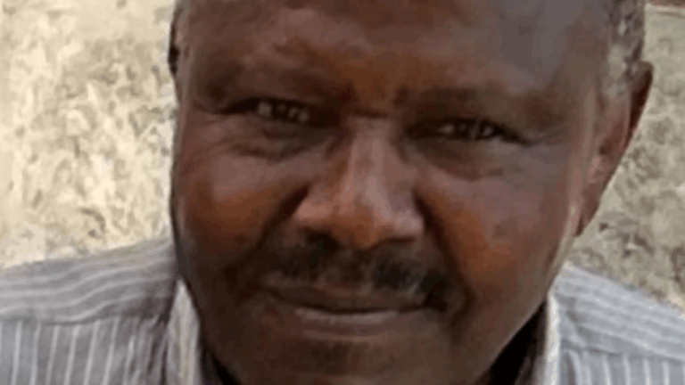 Voló casi 13.000 kilómetros para ver a su nieto graduarse. Al día siguiente desapareció sin dejar rastro