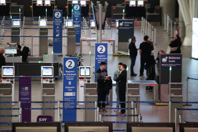 PDI retira temporalmente los tótems del aeropuerto y refuerza atención presencial ante alta afluencia de pasajeros