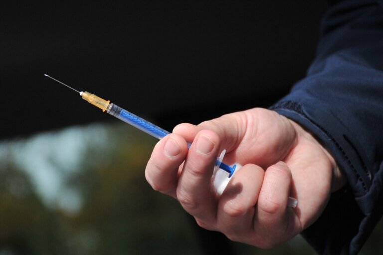 ¿Tengo influenza, covid o un resfrío común?: Cómo diferenciar los síntomas y cuándo ir al médico