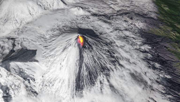 Erupción del volcán Klyuchevskoy coincide con el terremoto en Rusia y mantiene la alerta en Kamchatka