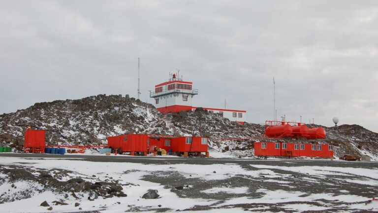 Chile reforzará su acceso a la Antártica y desarrollará obras para mejorar el aeródromo Teniente Marsh