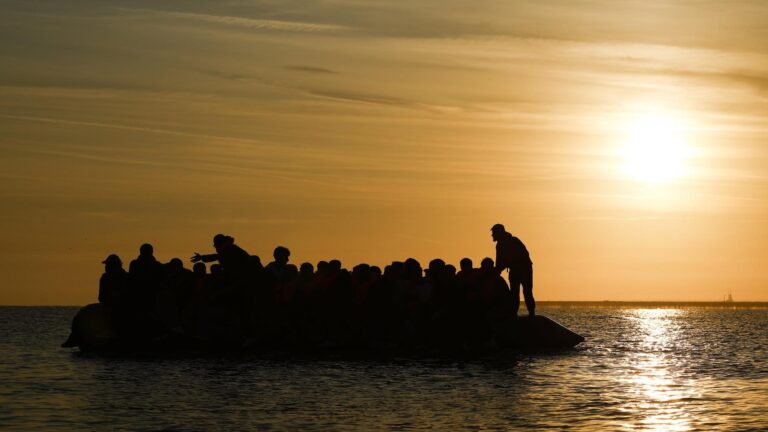 Más de 25 mil migrantes han cruzado hacia Reino Unido a través del canal de la Mancha durante 2025