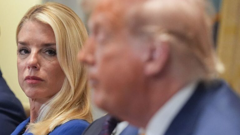 Fiscal informó en mayo a Trump que su nombre aparecía en los archivos de Epstein