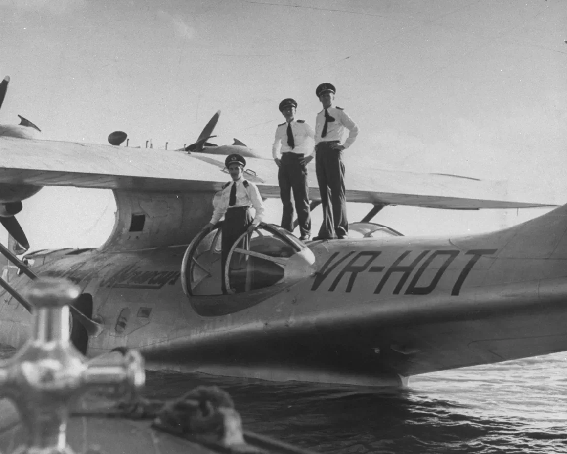 El piloto Dale Cramer (izq.) con su tripulación en su avión Catalina. Jack Birns/La colección de fotografías LIFE/Shutterstock