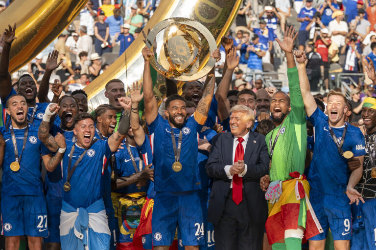 Trump protagonizó la final del Mundial de Clubes: Se quedó en la cancha y celebró con los jugadores del Chelsea