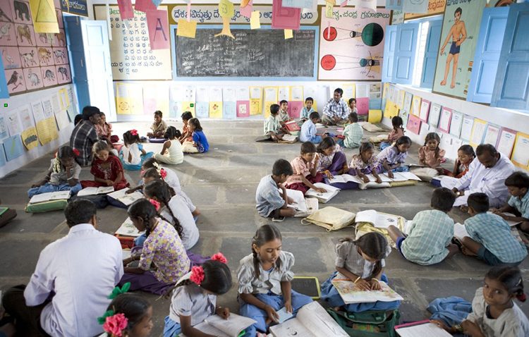 Detienen a directora de un colegio por desnudar a niñas para ver si tenían la regla en la India