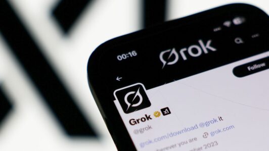 Chatbot Grok de Elon Musk causa polémica: xAI se disculpa por sus dichos antisemitas con elogios a Hitler