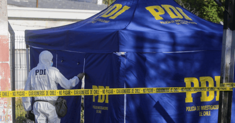 Presunto parricidio en Recoleta: Mujer es detenida tras aparición del cadáver de su madre en una maleta en el patio de su casa