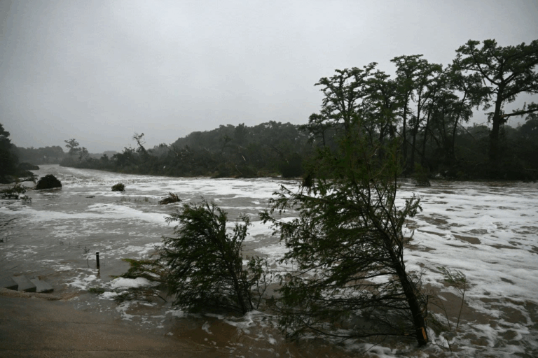 Tragedia en Texas: Al menos 27 muertos, incluidos nueve niños, por devastadoras inundaciones