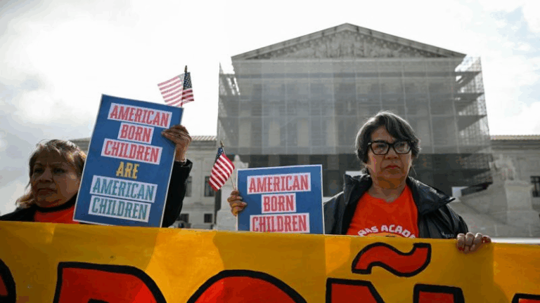 ¿Puede Trump revocar la ciudadanía de inmigrantes y deportar a personas nacidas en Estados Unidos?