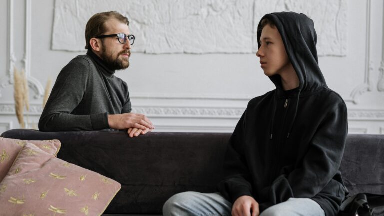 ¿Cómo padres y colegios pueden ayudar ante problemas de salud mental en niños y adolescentes?