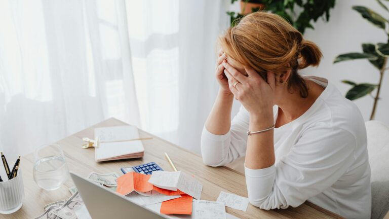 Deudas y salud mental: ¿Cómo reconocer el impacto y pedir ayuda?