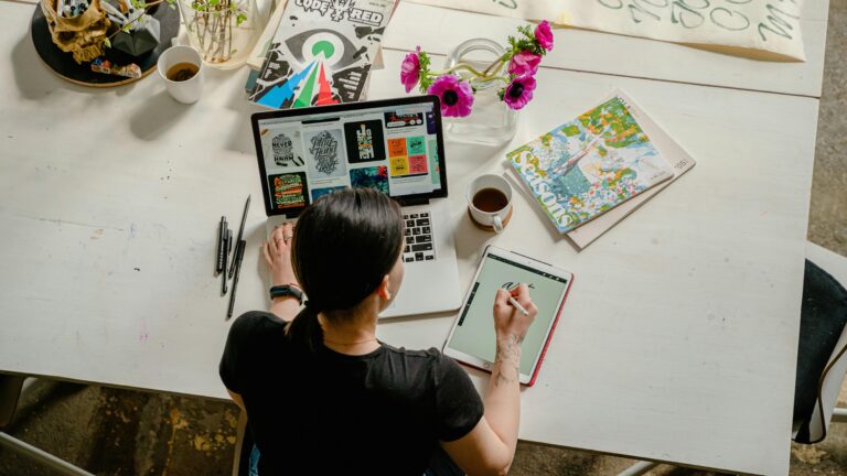 Experta en empleabilidad advierte que las mujeres siguen siendo castigadas en el mundo laboral solo por ser mujeres