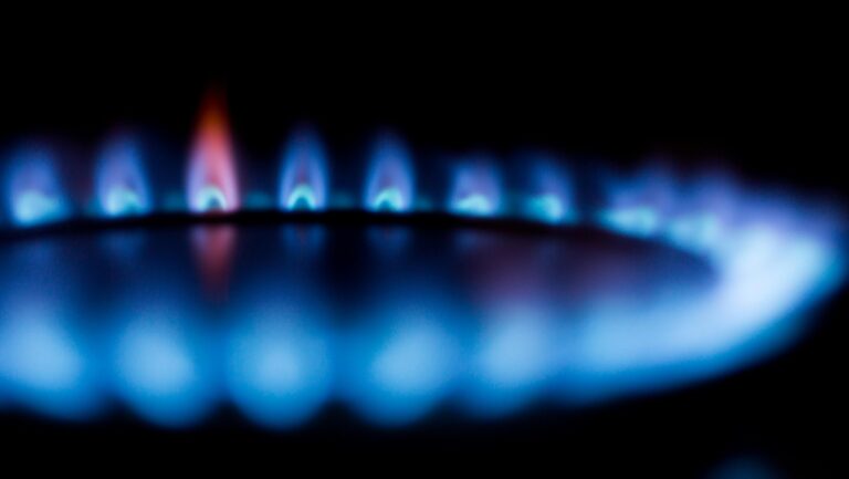 Gobierno descarta riesgo en el suministro de gas natural y coordina acciones con Argentina