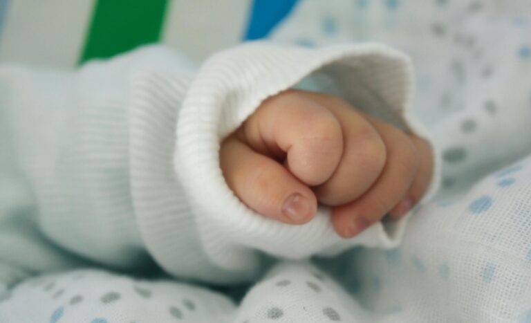 Municipalidad de Pudahuel anuncia querella por maltrato infantil tras caso de lactante en riesgo vital
