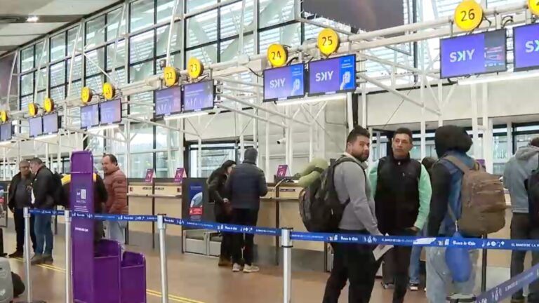 Cómo viajar y ajustarse al presupuesto: expertos entregan claves para ahorrar en vacaciones