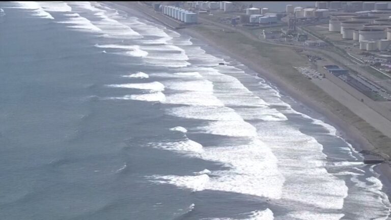 Alertas de tsunami en Estados Unidos se reducen tras el fuerte terremoto de Rusia