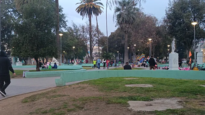 Reportan que desapareció la cola de uno de los leones del Parque Italia en Valparaíso