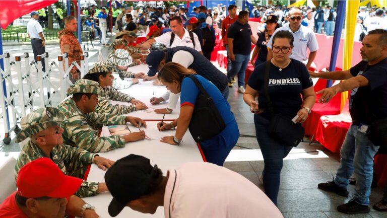 Venezolanos se reúnen en Caracas para unirse a la milicia tras llamado de Maduro a movilizarse ante amenazas de Estados Unidos