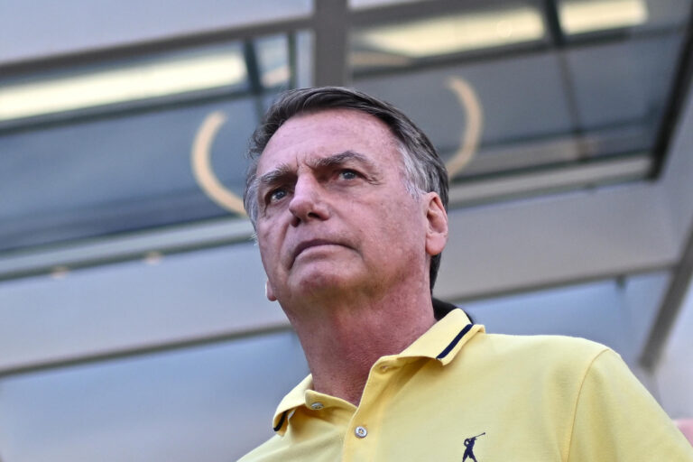 Defensa de Bolsonaro dice que el expresidente recibió una 
