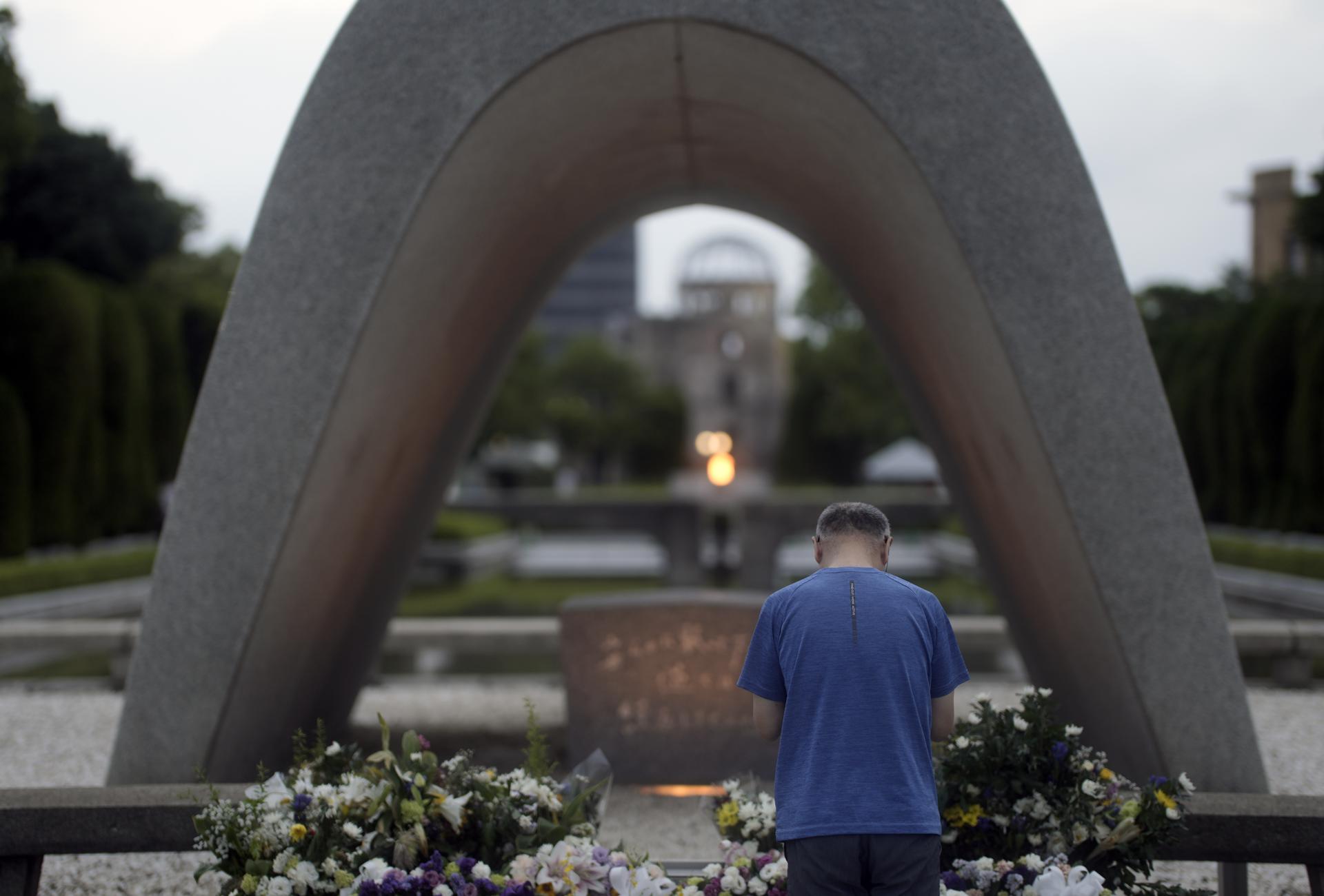 Un hombre ofrece sus oraciones ante el cenotafio por las víctimas de la bomba atómica en el Parque Conmemorativo de la Paz en Hiroshima, Japón, el 5 de agosto de 2025. El 6 de agosto de 2025, Japón conmemora el 80º aniversario del bombardeo de Hiroshima. EFE/EPA/FRANCK ROBICHON