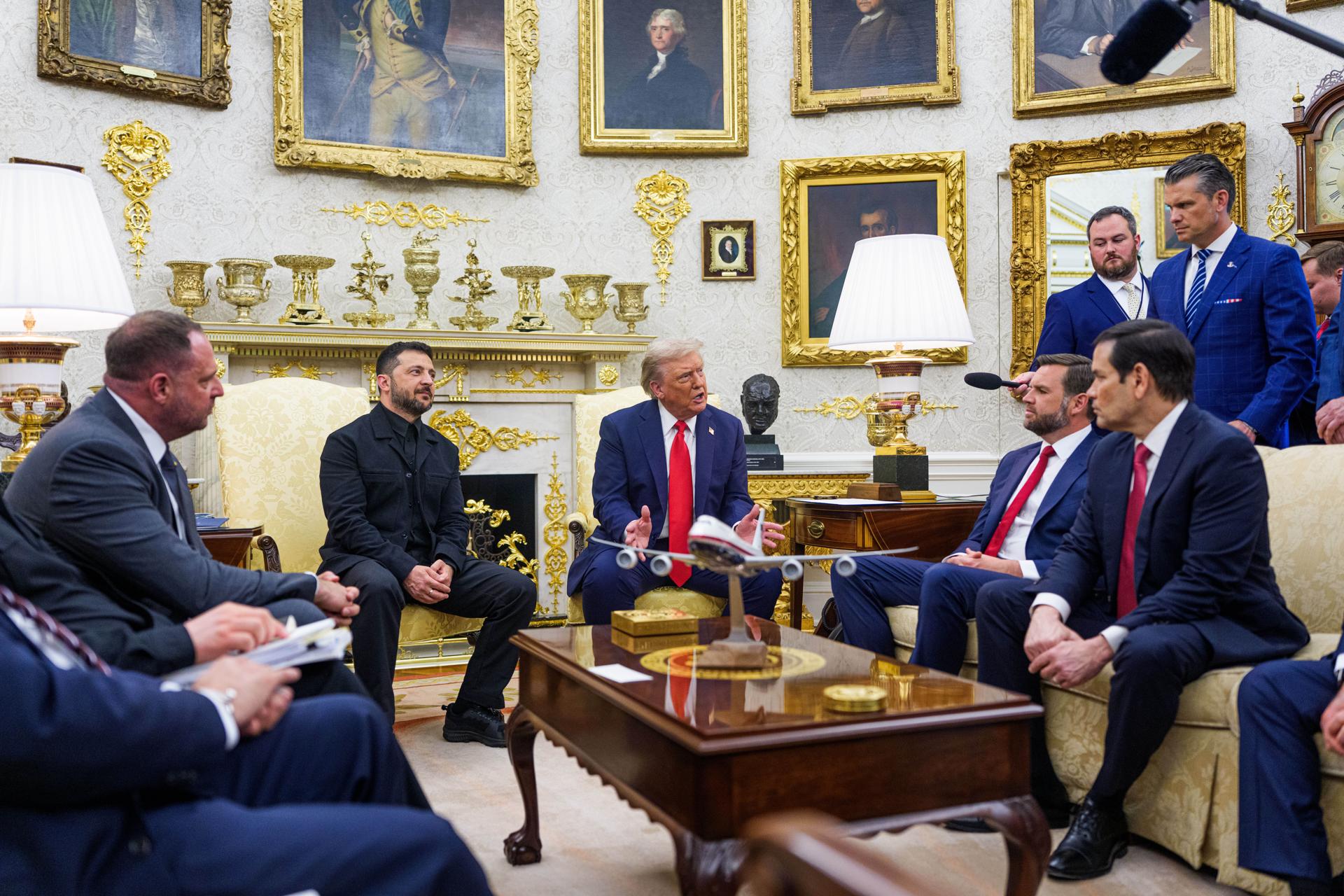  El presidente de Estados Unidos, Donald J. Trump, se reúne con el presidente ucraniano, Volodymyr Zelensky, en la Oficina Oval de la Casa Blanca, en Washington D. C., EE. UU., el 18 de agosto de 2025. Líderes europeos se encuentran en la Casa Blanca en apoyo del presidente Zelenskyy tras la reunión del presidente Trump con el presidente ruso, Vladimir Putin, en Anchorage, Alaska, EE. UU., el 15 de agosto de 2025. (Rusia, Ucrania, Estados Unidos) EFE/EPA/AARON SCHWARTZ / POOL