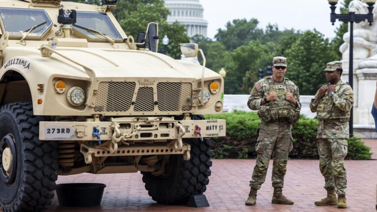 Estados Unidos: Ordenan a miembros de la Guardia Nacional que patrullan calles de Washington a portar sus armas