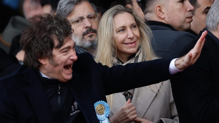 Argentina: Javier Milei sale en defensa de su hermana Karina en medio de escándalo por presuntos sobornos