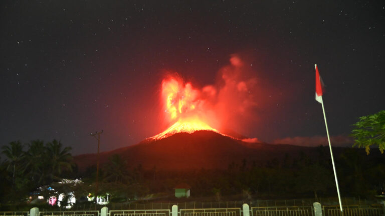 Indonesia reactiva alerta máxima por nueva erupción del volcán Lewotobi: Se registró una columna de cenizas de 18 kilómetros