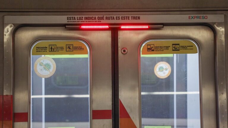 Dirección del Trabajo recuerda que no corresponde aplicar sanciones o despidos por atrasos tras falla en el Metro
