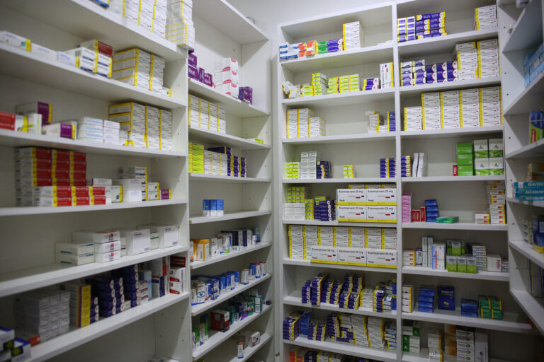 Chilenos gastan cada vez más en medicamentos: Estudio alerta que los precios se han disparado un 80% en 13 años