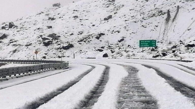 Tras nevadas en la zona: Habilitan tránsito de vehículos por paso Los Libertadores