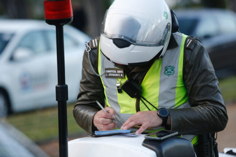 Arriesgan multas: Los autos que tienen prohibido circular en Santiago este martes 19 de agosto