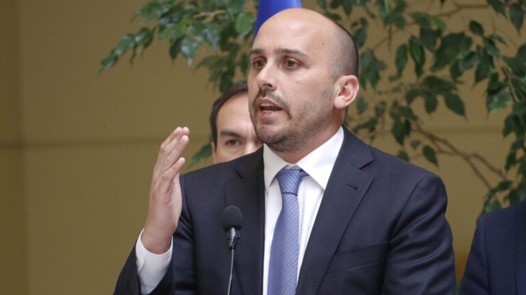 Longton emplaza al Gobierno a dar urgencia a proyecto de pena adicional a reos que se fuguen