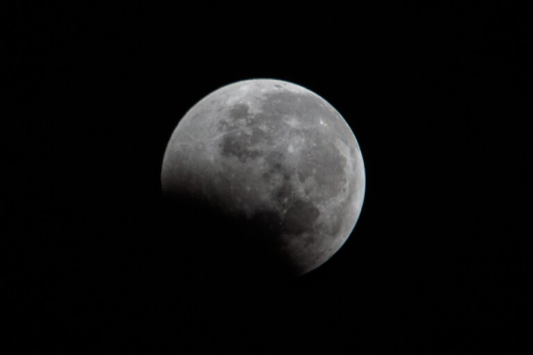 Luna del Esturión 2025: ¿Qué es y a qué hora verla?